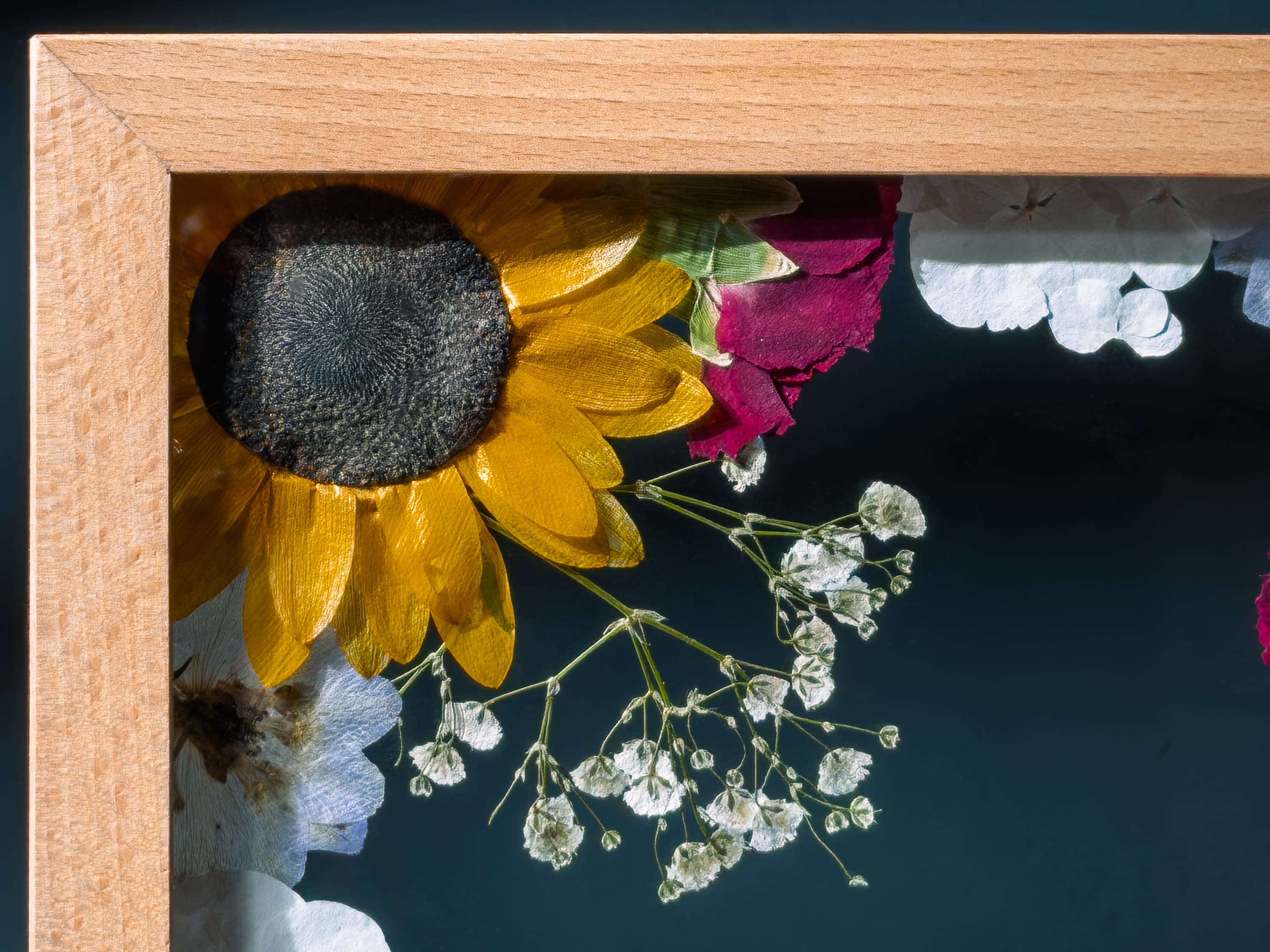 Obraz z prasowanymi kwiatami z bukietu ślubnego