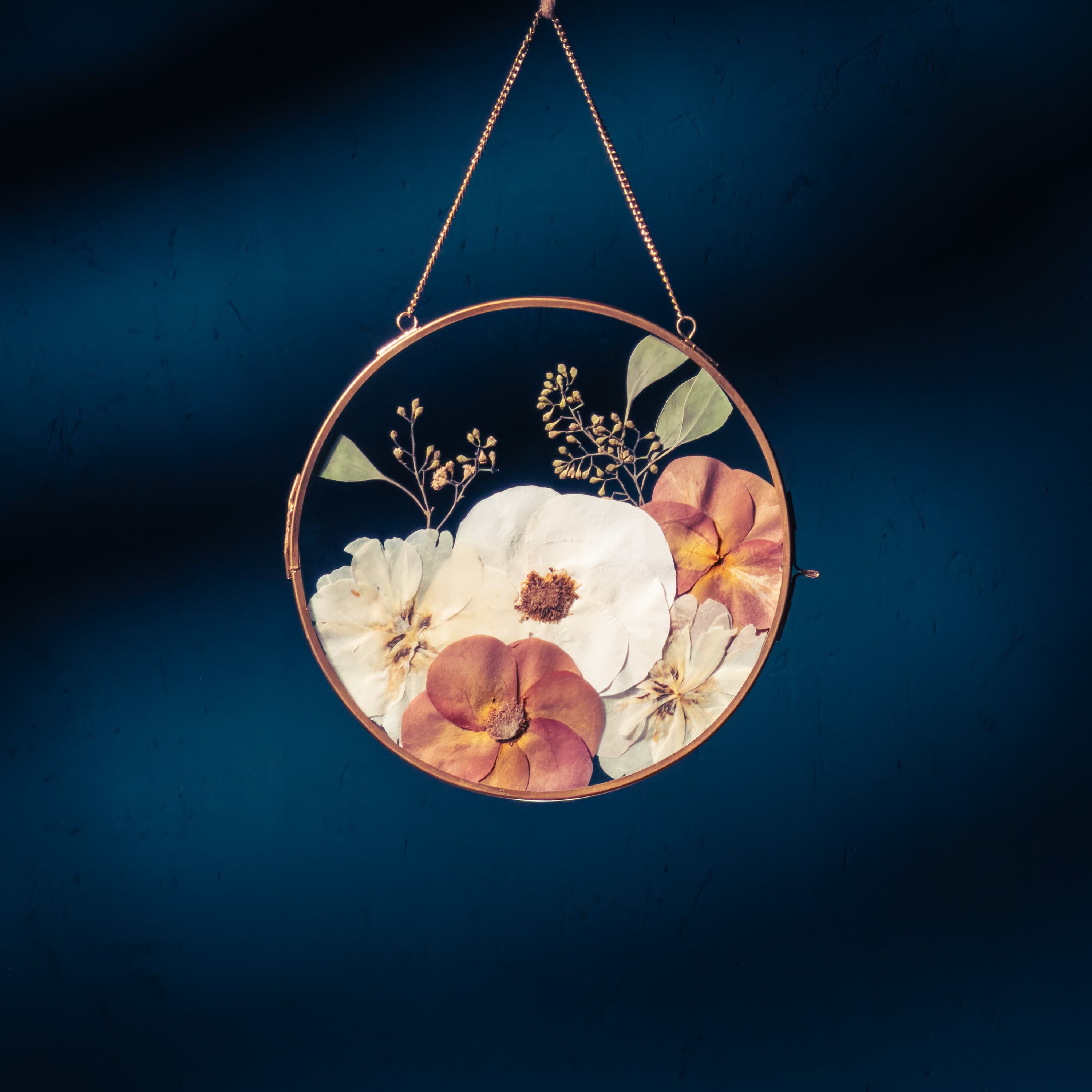 Ramka Vintage z Prasowanymi Kwiatami - Konserwacja Bukietu Ślubnego