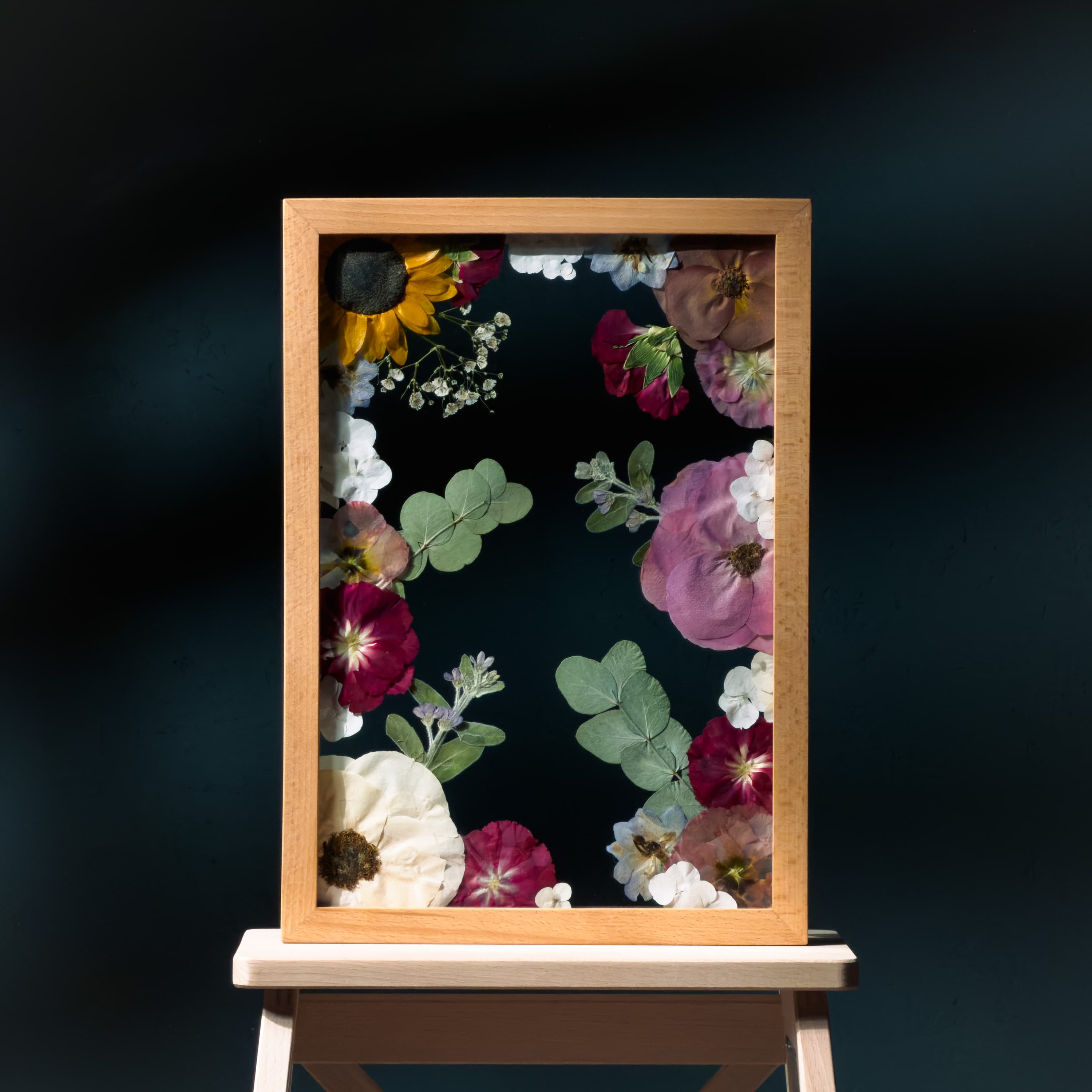 Konserwacja bukietu ślubnego: Obraz z prasowanych kwiatów w ramce (floating frame)
