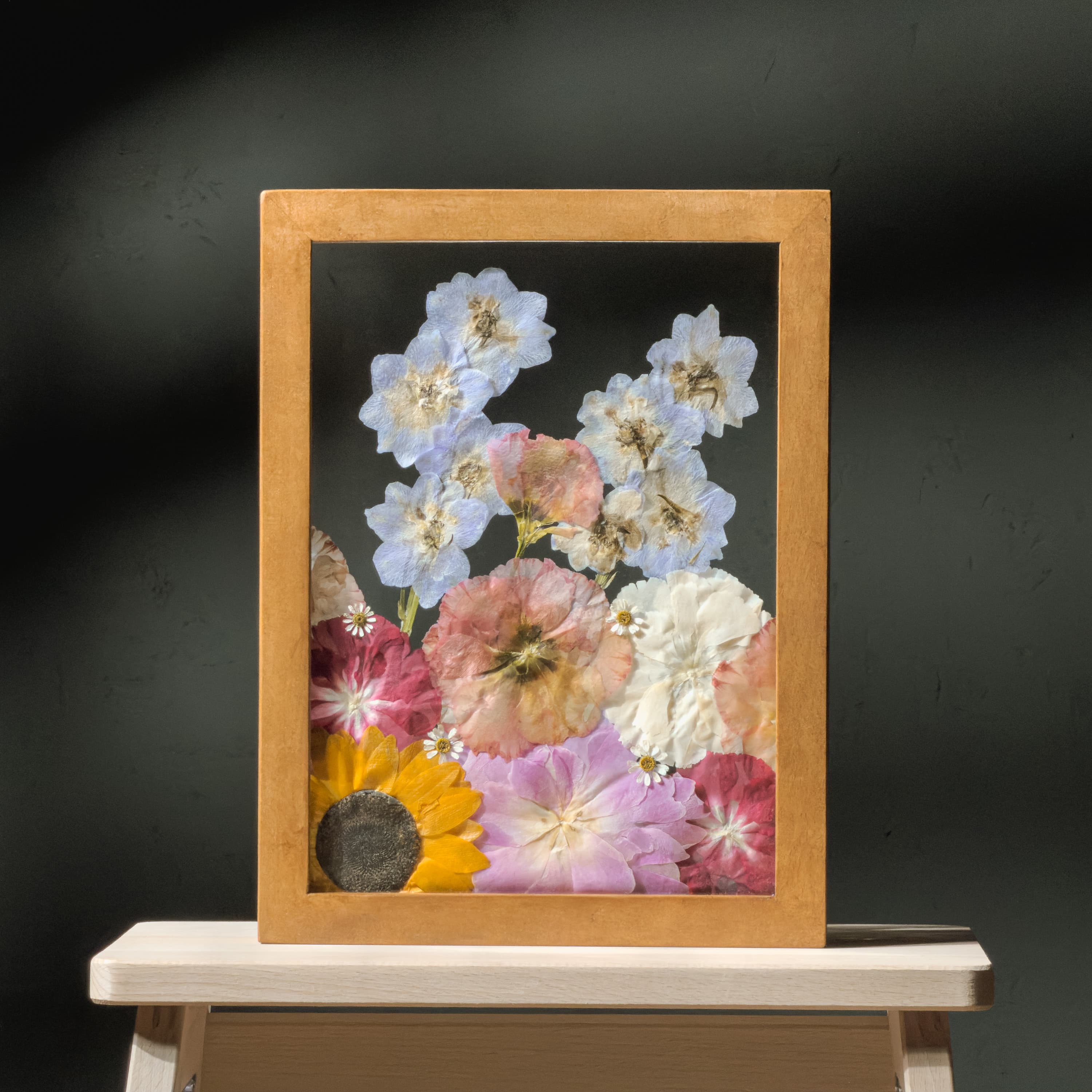 Konserwacja bukietu ślubnego: Obraz z prasowanych kwiatów w ramce (floating frame)