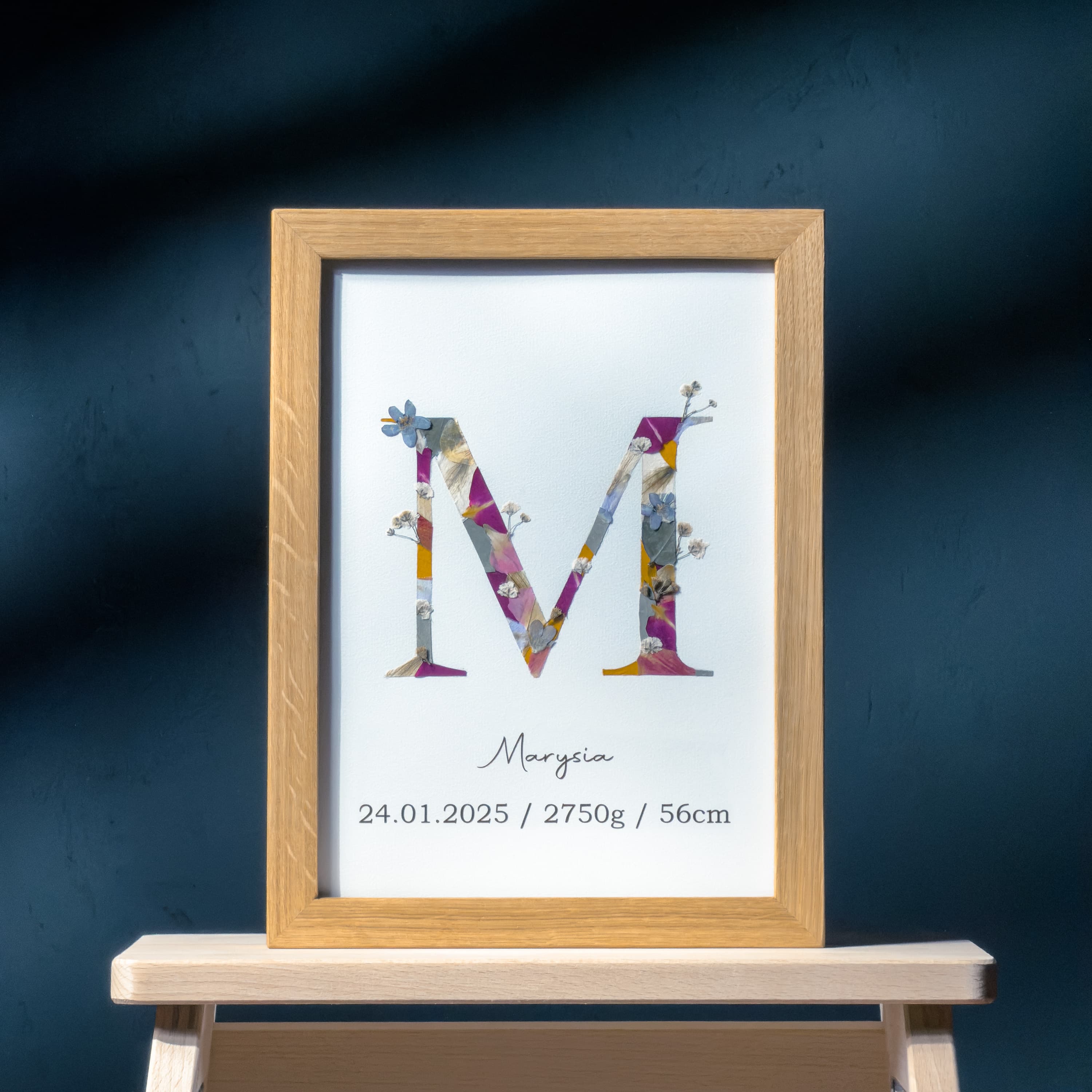 Personalizowana Metryczka Urodzenia – Litera z Prasowanych Kwiatów
