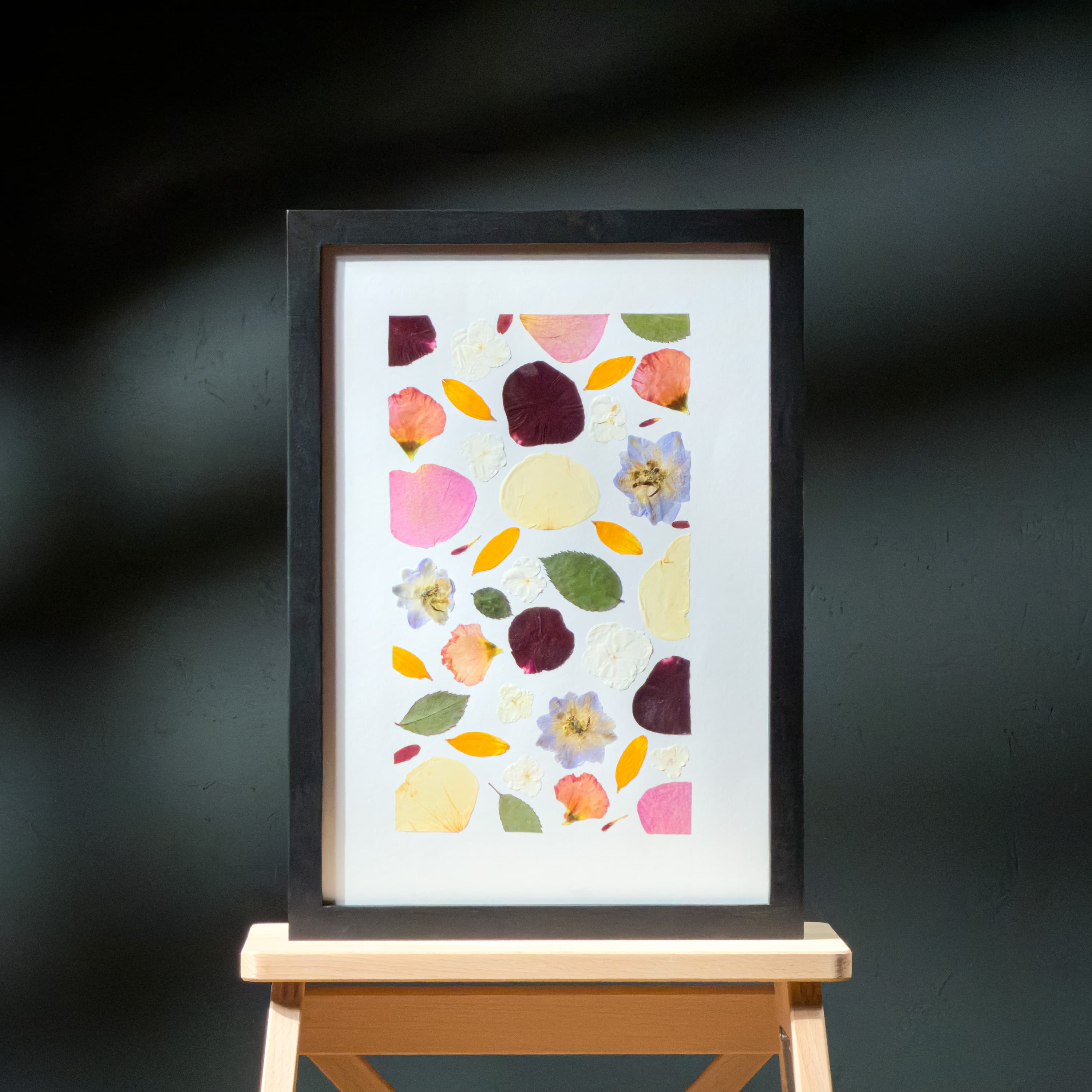 Ramka z prasowanymi kwiatami na białym tle