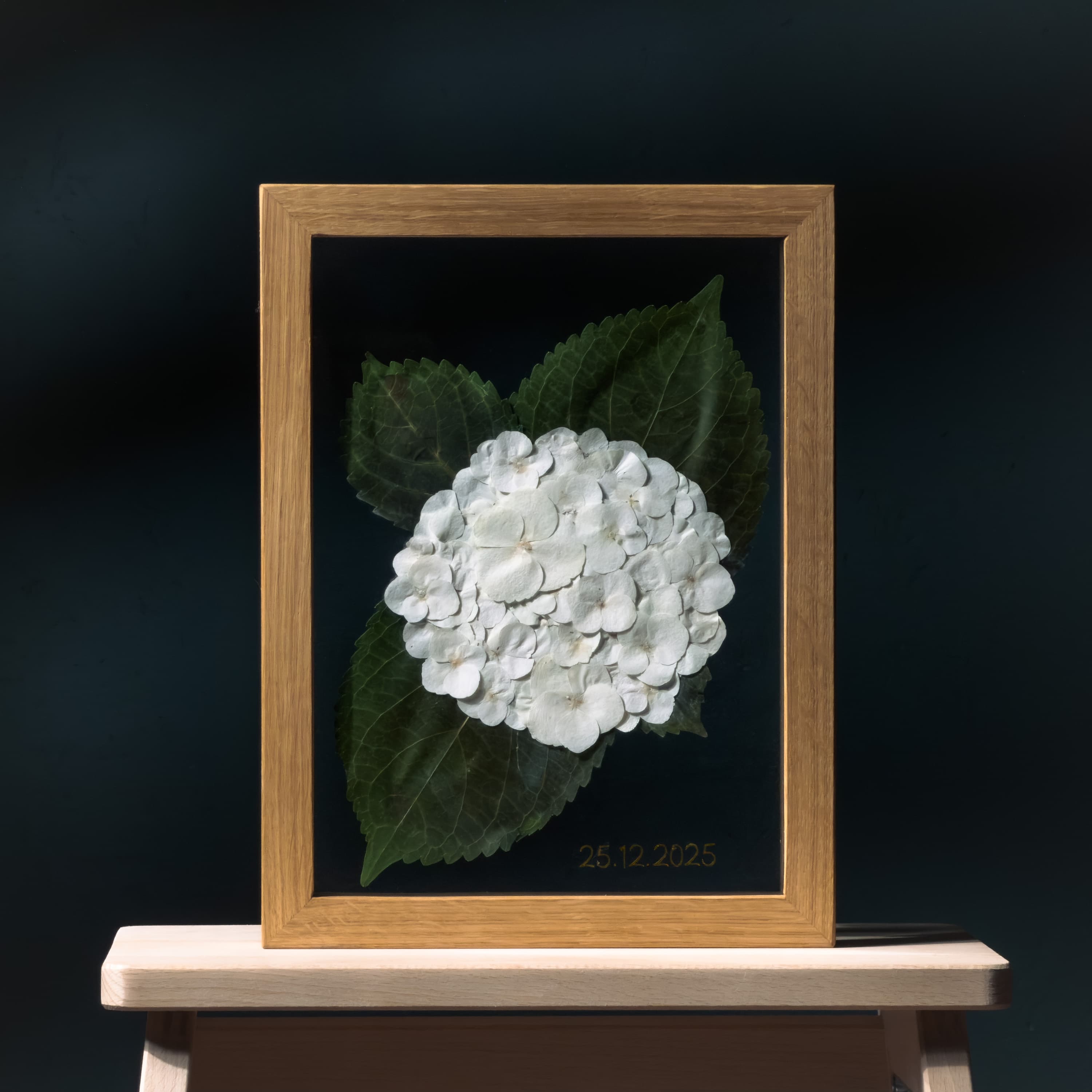 Konserwacja bukietu ślubnego: Obraz z prasowanych kwiatów w ramce (floating frame)