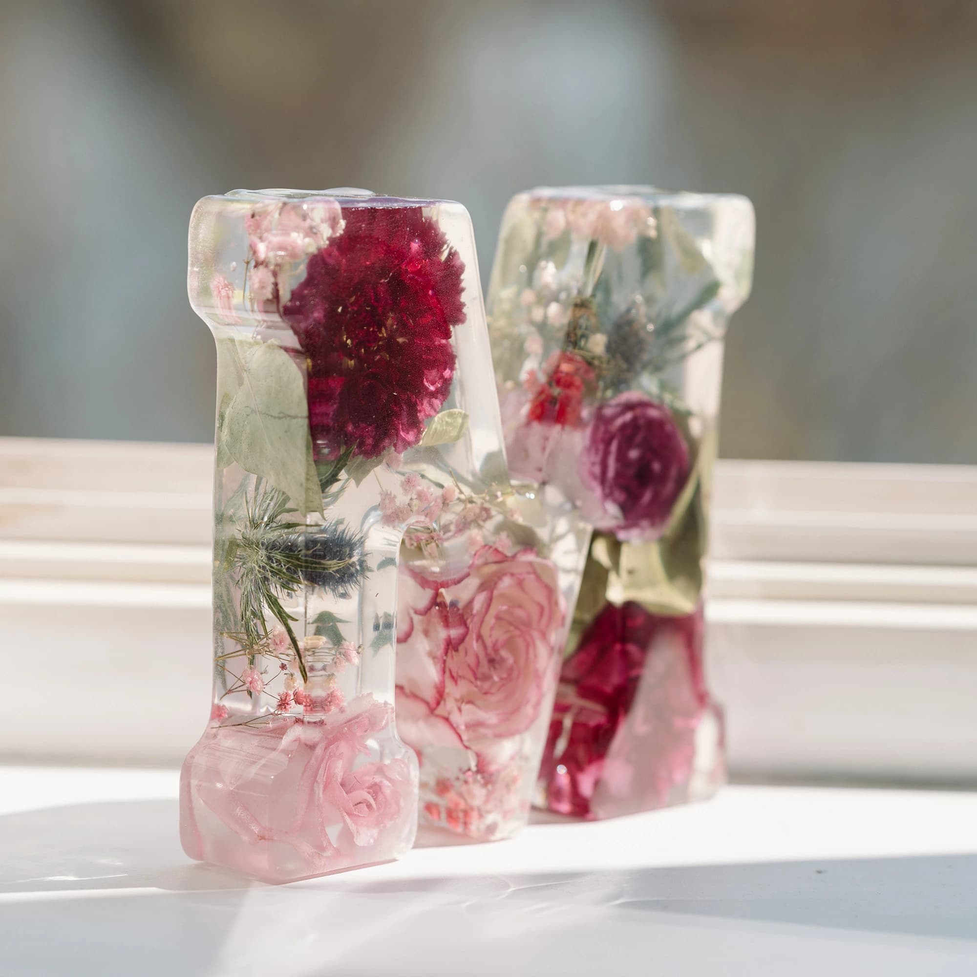 Litera z żywicy epoksydowej z bukietu ślubnego