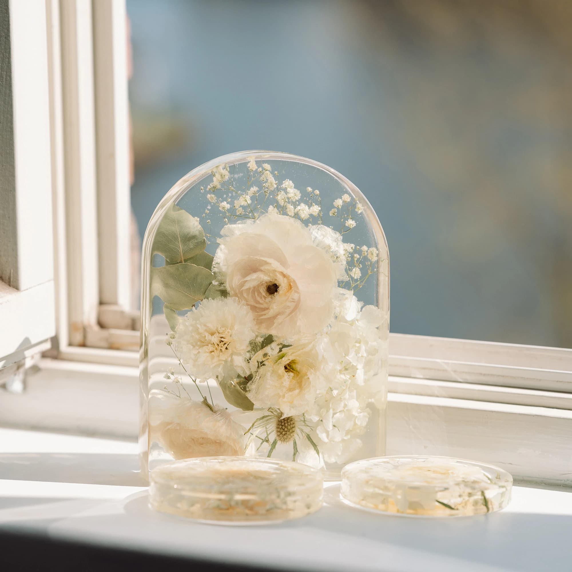 Litera z żywicy epoksydowej z bukietu ślubnego