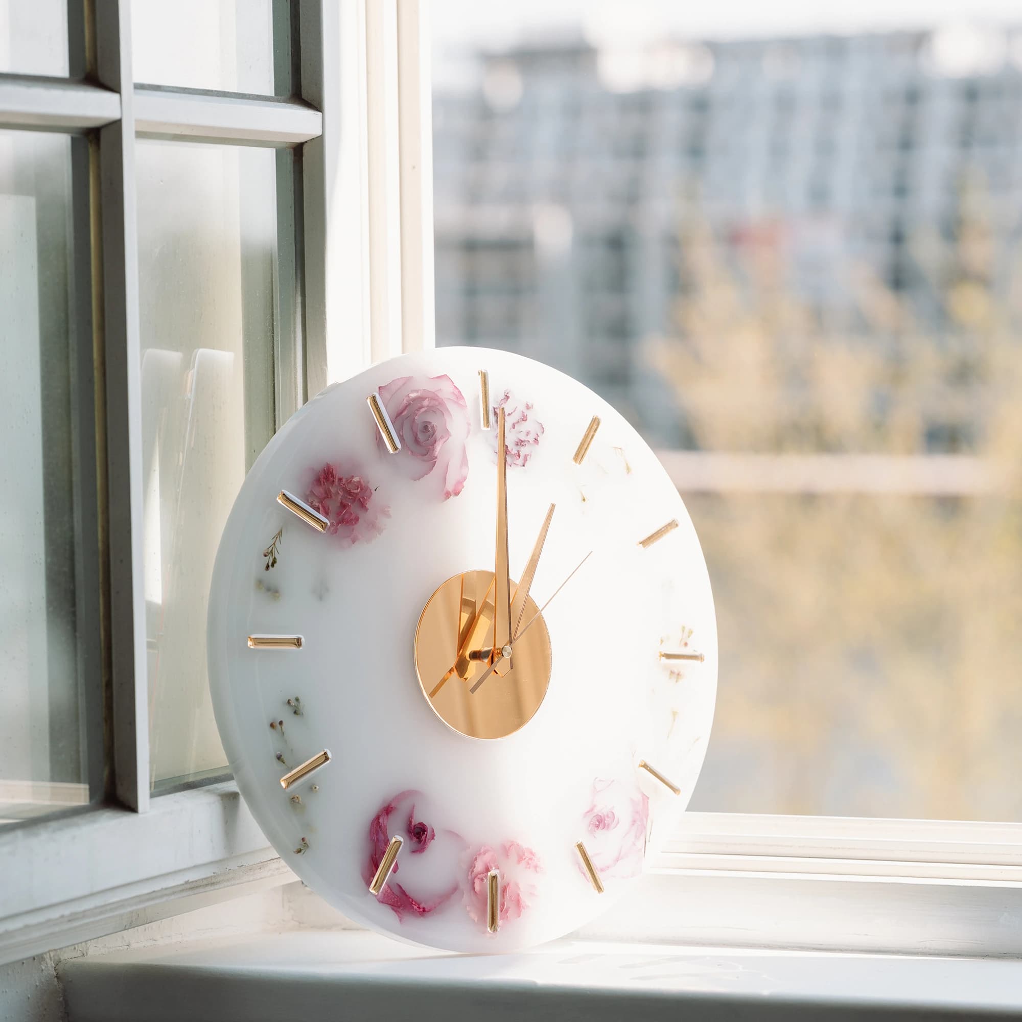 Litera z żywicy epoksydowej z bukietu ślubnego