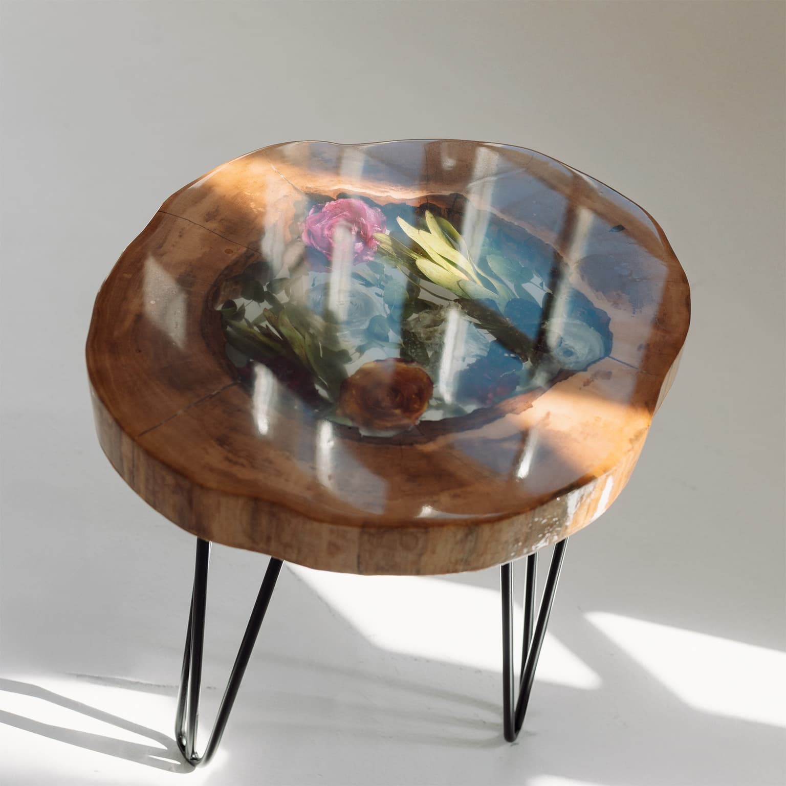 Stolik z żywicy z plastrem drewna i zatopionymi kwiatami